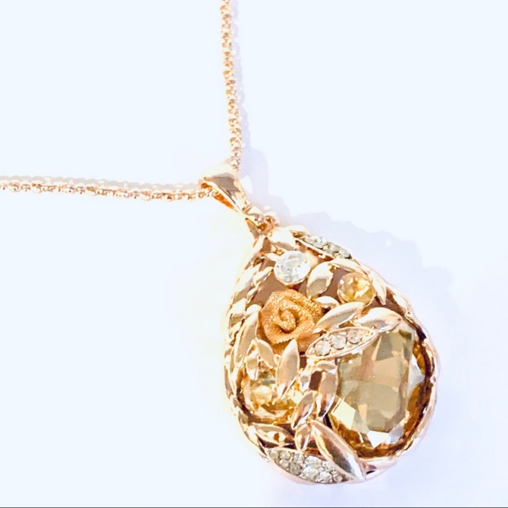 NEW Beautiful Pendant Necklace